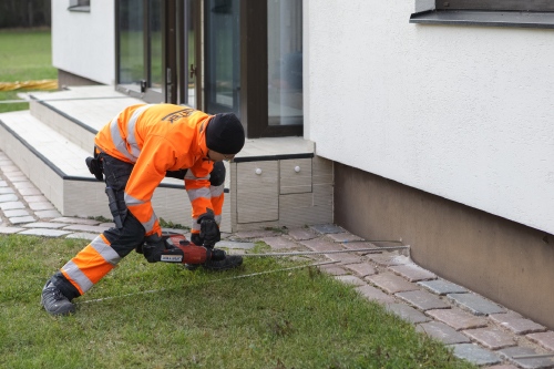 Eramaja vajunud betoonpõranda tõstmine, pinnase tugevdamine ja vundamendi stabiliseerimine