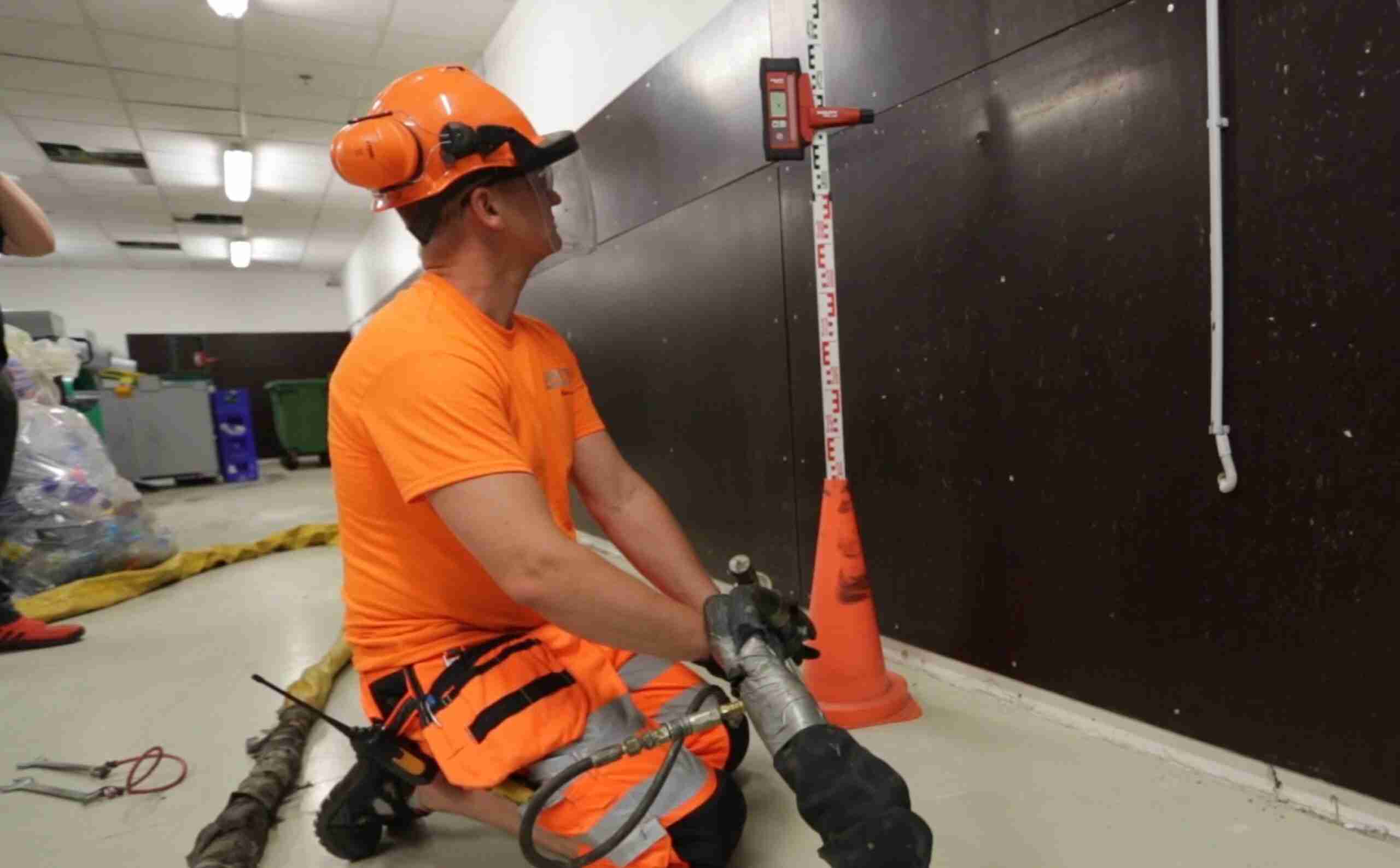 Prisma kaubanduskeskuse vajunud laoruumi betoonpõranda tõstmine